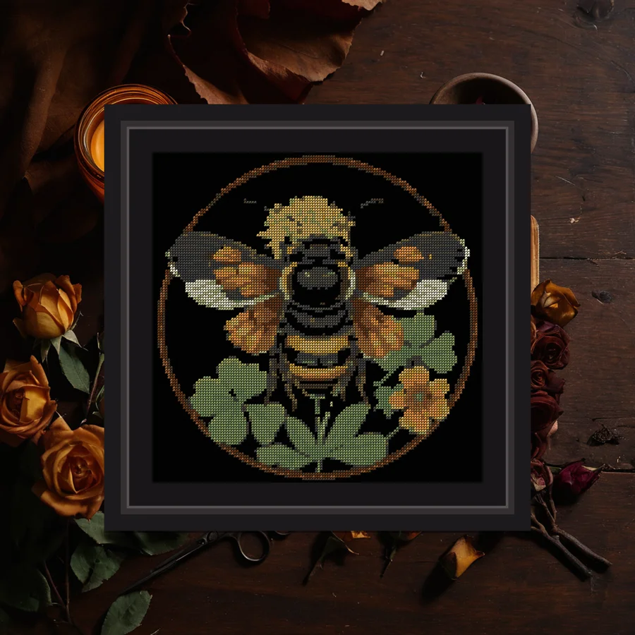 Bumblebee And Clover cross stitch pattern